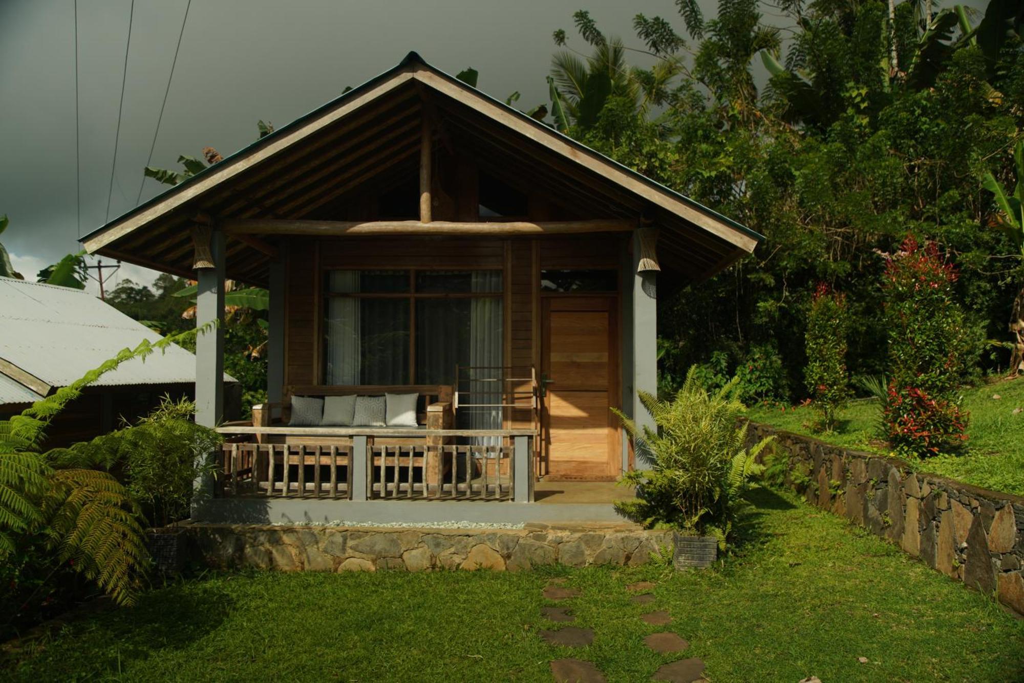 The Geckos Homestay Келимуту Екстериор снимка